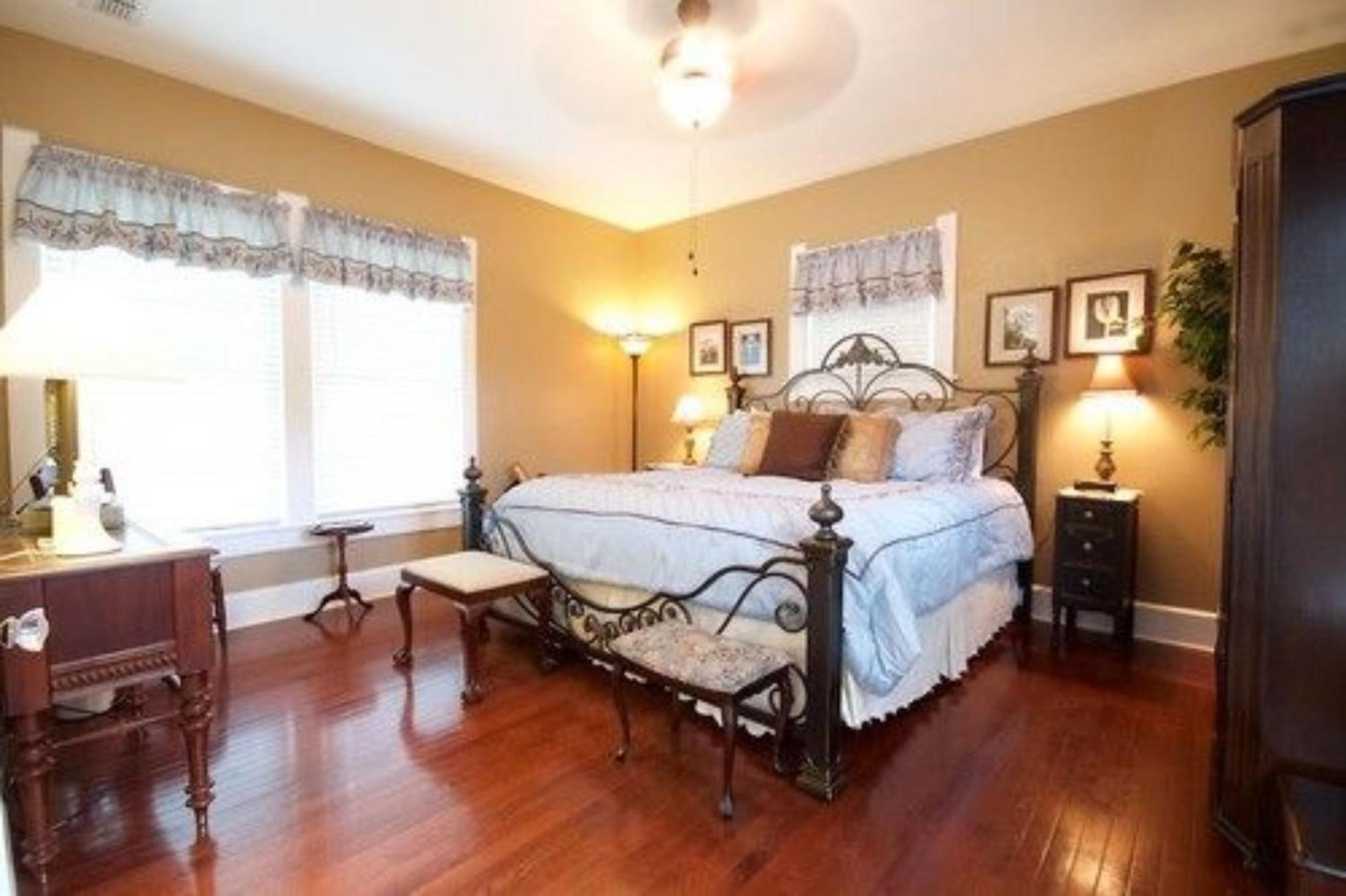 Granbury Gardens Bed And Breakfast Bilik gambar